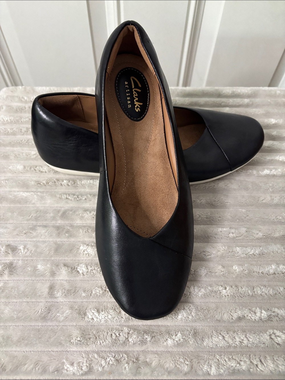 EUC Clarks Black Leather Women's Slip-On Flats